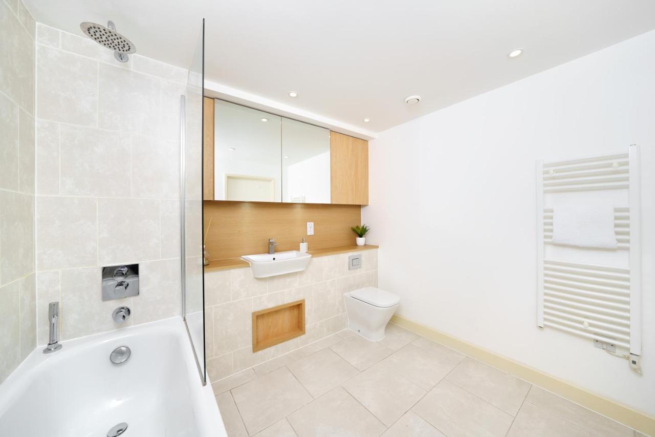 Stylish Fully-Equipped One Bedroom Apartment With Extra Sofa Bed, Free Secure Parking, Onsite Gym, 24Hr Security & Concierge ลอนดอน ภายนอก รูปภาพ